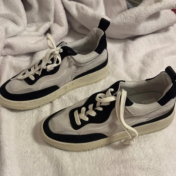 Dolce Vita Monochrome Sneakers with Silver Detail - Picture 3 of 5